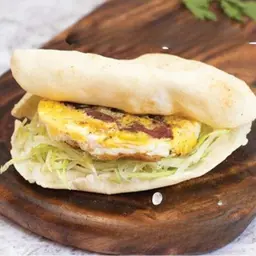 ساندوتش بيض بالبسطرمة